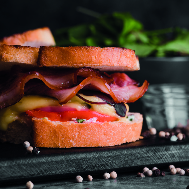 Deliciosos bocadillos artesanales de Bocatería B&B en Murcia, elaborados con ingredientes frescos y locales. Una explosión de sabores que representa la tradición culinaria murciana.