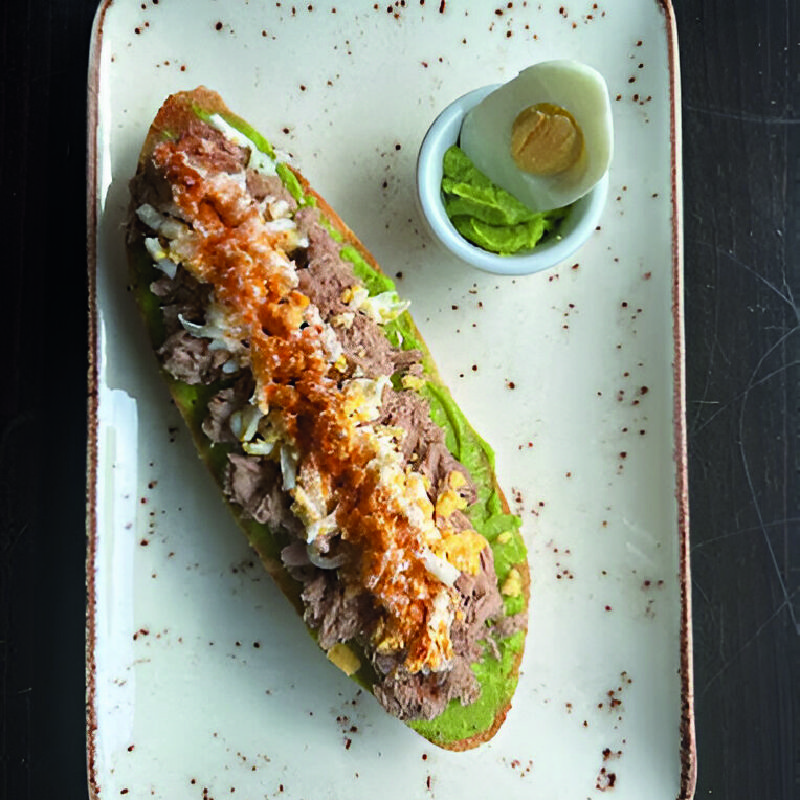 Tostada saludable moderna de Bocatería B&B, destacando ingredientes naturales y frescos, perfecta para disfrutar de un bocado nutritivo y delicioso.